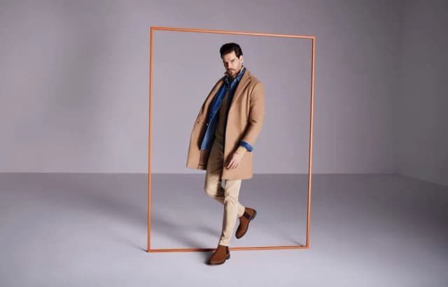 Jaki płaszcz do brązowych butów? Oto kolory i style, które zachwycą