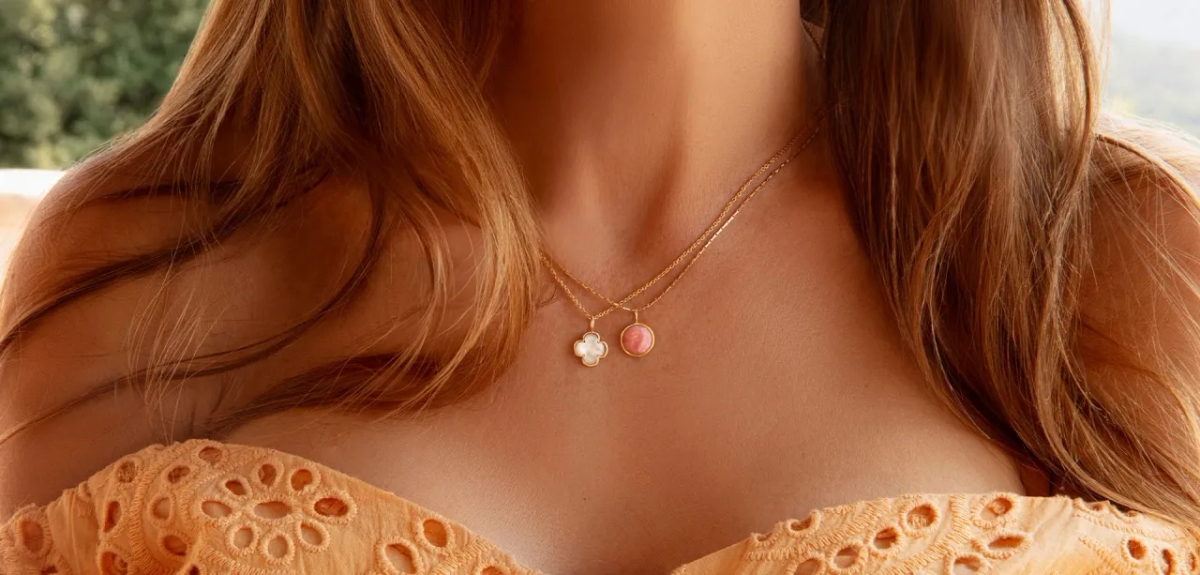 Jaki naszyjnik do sukni ślubnej – uniknij modowych wpadek