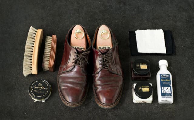 Jak usunąć wosk z butów skórzanych i uniknąć ich zniszczenia