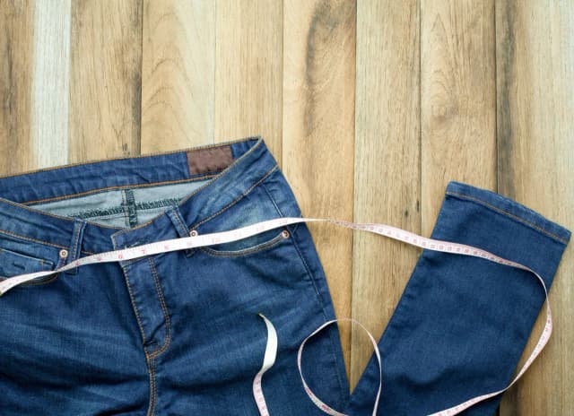 Jak zwęzić spódnicę jeansową - proste triki, które musisz znać Jak zwęzić spódnicę jeansową - proste triki, które musisz znać