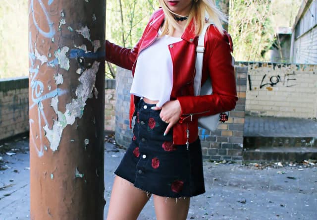 Spódnica jeansowa z czym nosić? Odkryj modne stylizacje na każdą okazję