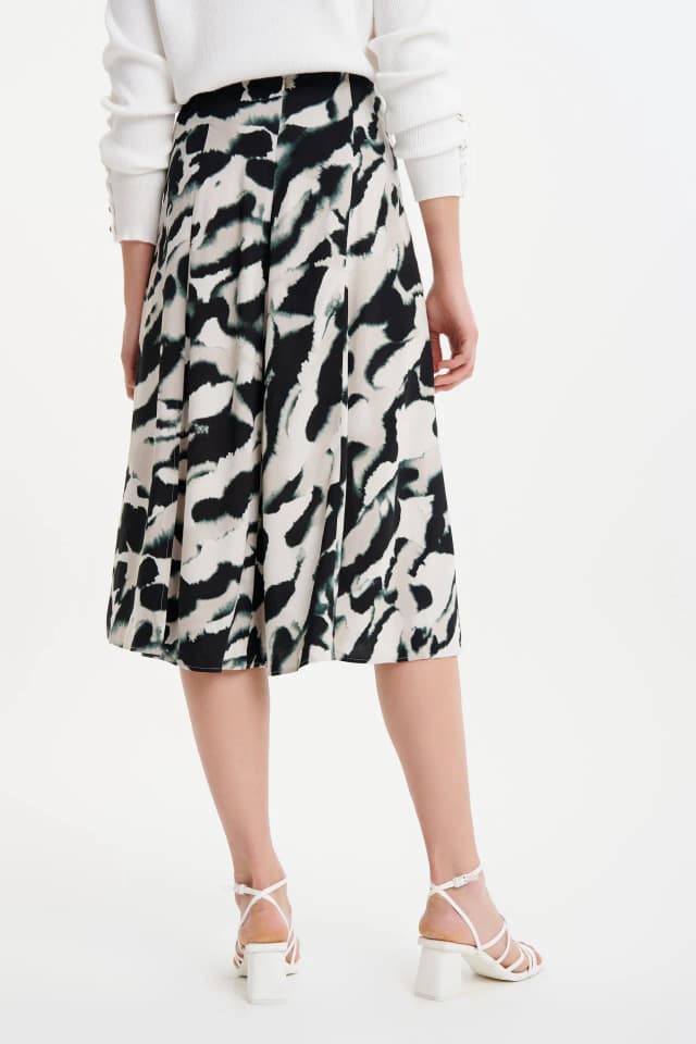 Stylizacje z biało-czarną spódnicą, które zachwycą na każdą okazję