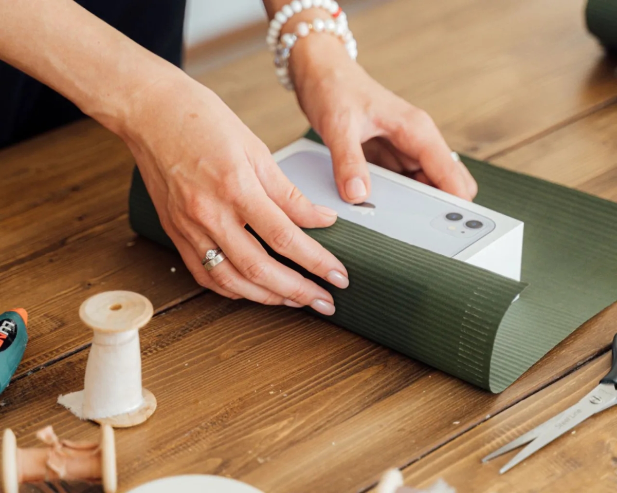 Jak zapakować czapkę na prezent - kreatywne pomysły i porady