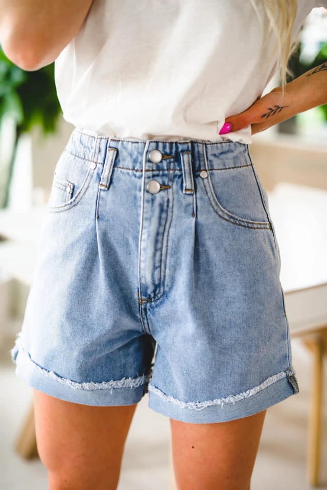 Stylizacje szortów damskich – jak uniknąć modowych wpadek?