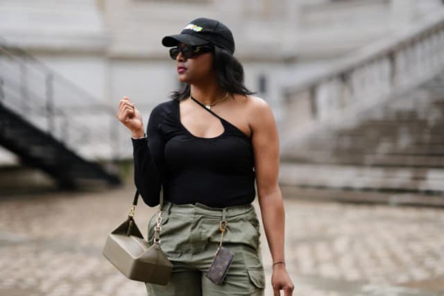 Jak wyprać czarną czapkę z daszkiem, aby jej nie zniszczyć?