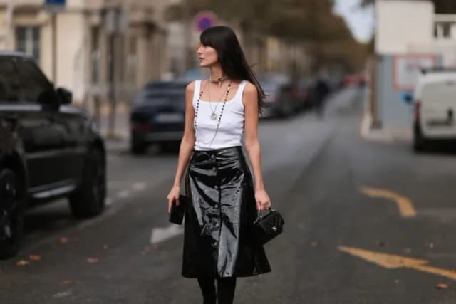 Co pasuje do skórzanej spódnicy? Odkryj idealne stylizacje na każdą okazję