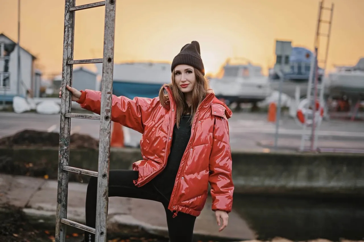 Jaką czapkę wybrać do czerwonej kurtki, by wyglądać stylowo?