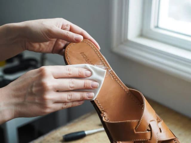 Skuteczne sposoby na wyczyszczenie skórzanych wkładek do butów