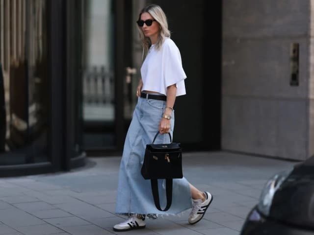 Jak stylizować jeansową spódnicę? Odkryj modne połączenia i trendy