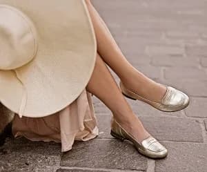 Złote baleriny stylizacje, które odmienią Twoje codzienne looki