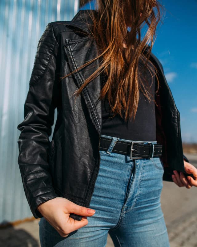 Skórzana ramoneska stylizacje: jak unikać modowych wpadek